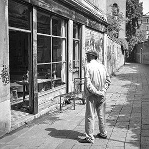 Homme devant une vitrine d'un vieux magasin, Venise, Italie